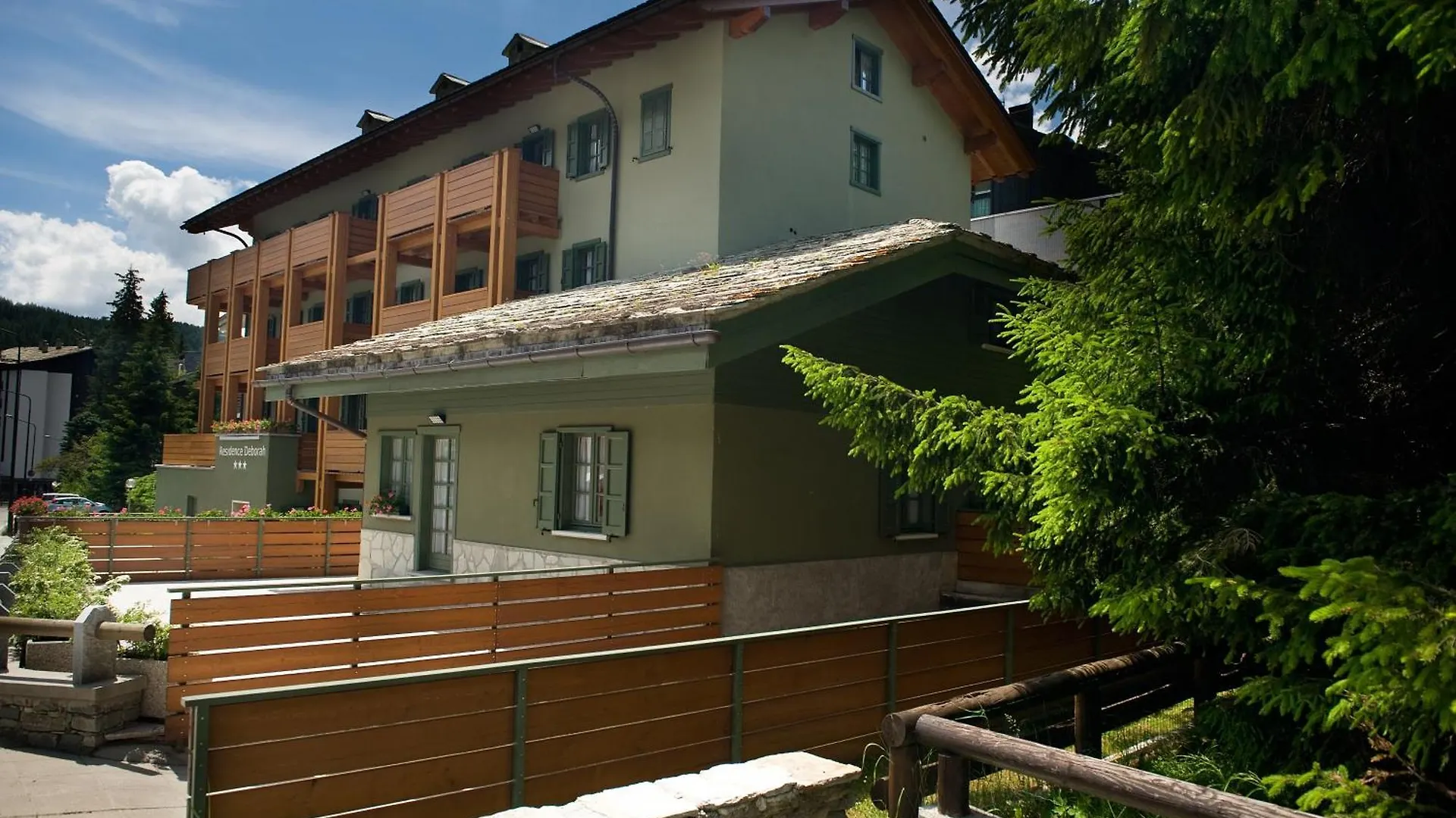 Residence Deborah Madesimo 0*,